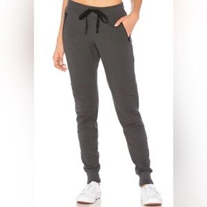 ALO Women’s Urban Moto Jogger Sweats Size XS in Color Anthracite